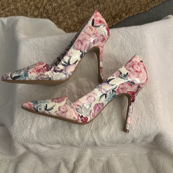 Womens size 9 heels - Picture 4 of 6